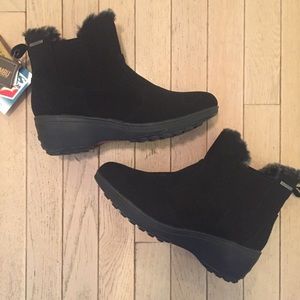 NWT Khombu Waterproof black suede ankle boot